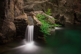 峡谷岩石峭壁山水图片